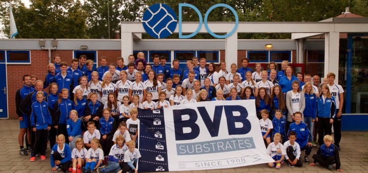 Ter ere van het 65 jarig jubileum en het 25 jarig hoofdsponsorschap van BVB gingen we met zijn allen op de foto.
