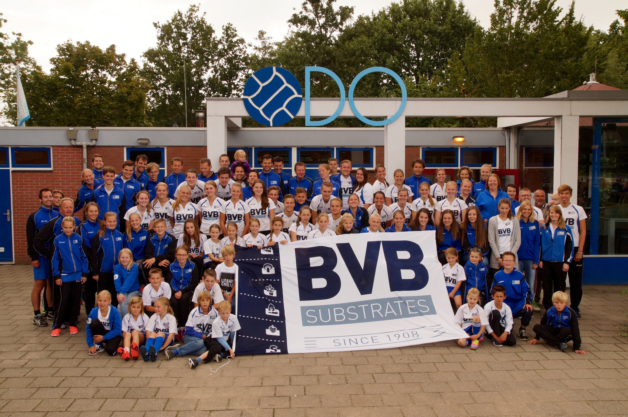 Ter ere van het 65 jarig jubileum en het 25 jarig hoofdsponsorschap van BVB gingen we met zijn allen op de foto.